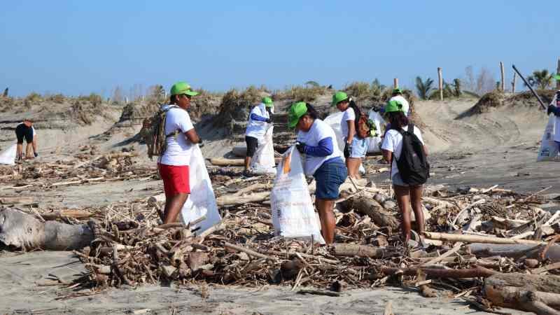 Pro Ambiente retiró 50 mil botellas de plástico en playa de Oaxaca