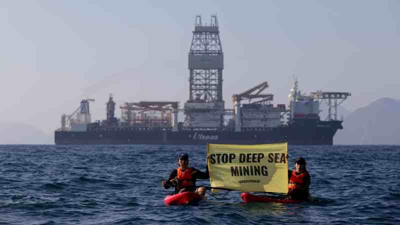 Greenpeace protesta frente a barco dedicado a la minería en aguas profundas 