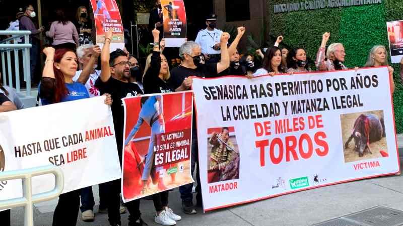 Protestan en Senasica por desacato de corridas de toros