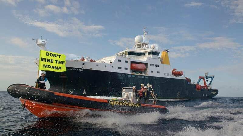 Protesta Greenpeace frente a buque que realiza expedición de minería en aguas profundas 